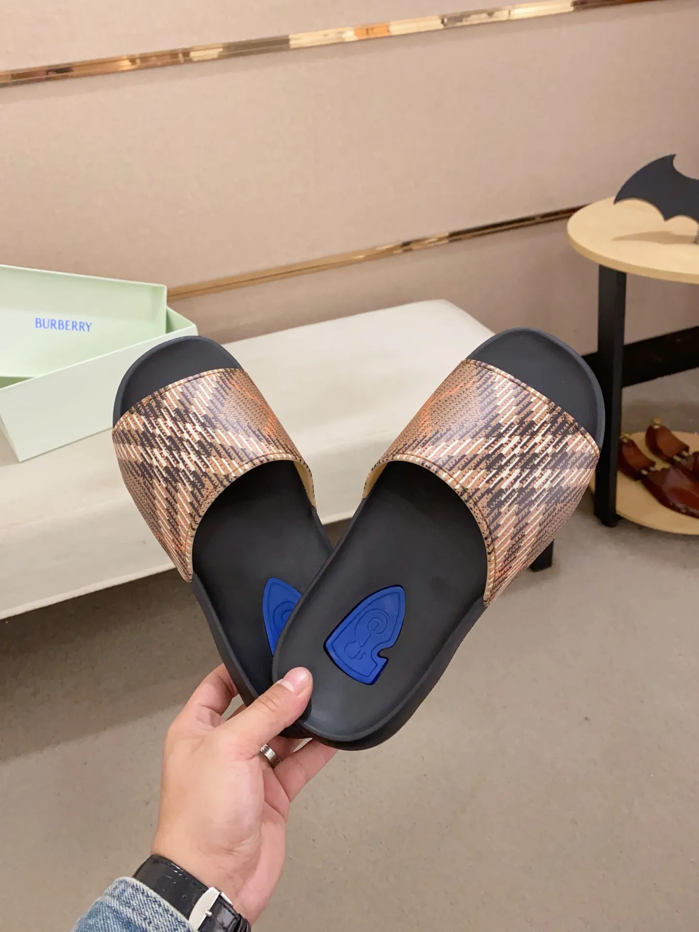 Men's shoes 💰: 320💰 [Burberry slippers] High-end men's shoes brand official website 1:1 latest masterpiece: original mold customization, the fabric is made of imported original rubber material, upgraded outsole, lighter and non-slip. The market's top quality, simple yet tasteful, a must-have for fashionistas, fashionable at your feet, full of confidence, the same style at the counter 👍The season of summer slippers is here. Code: 39-46